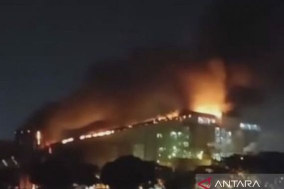 Polisi Usut Kebakaran Pabrik Counvire STG Batu Bara di Kawasan PT Pusri Palembang - JPNN.COM