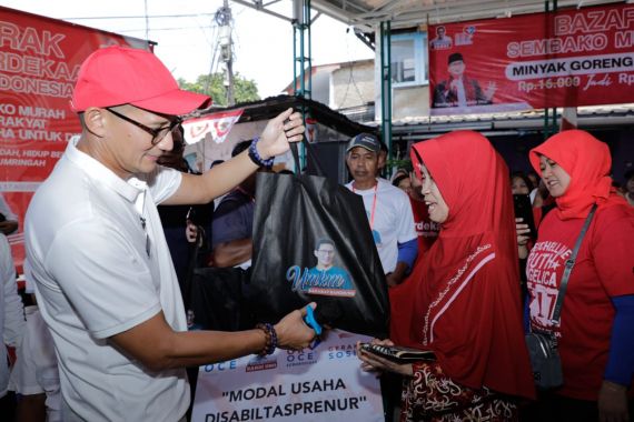 Sandiaga Beri Bantuan Modal Usaha dan Sembako Murah Bagi Masyarakat Manggarai - JPNN.COM