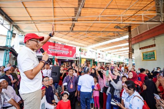 Rayakan HUT RI, Sandiaga Uno Beri Bantuan Modal Usaha kepada Disabilitas di Manggarai - JPNN.COM