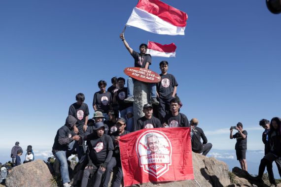 Pandawa Ganjar Sukses Kibarkan Bendera Merah Putih di Gunung Latimojong - JPNN.COM