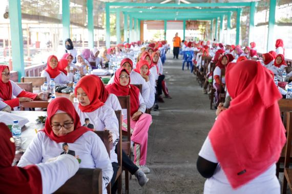 Sukarelawan Sandiaga Adakan Pelatihan Membuat Ledre Untuk Mak-Mak Bojonegoro - JPNN.COM