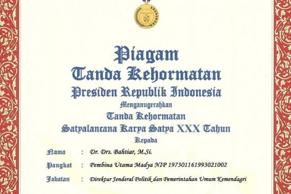 Dirjen Polpum Bahtiar Mendapat Tanda Kehormatan Satyalancana Karya Satya dari Presiden Jokowi - JPNN.COM