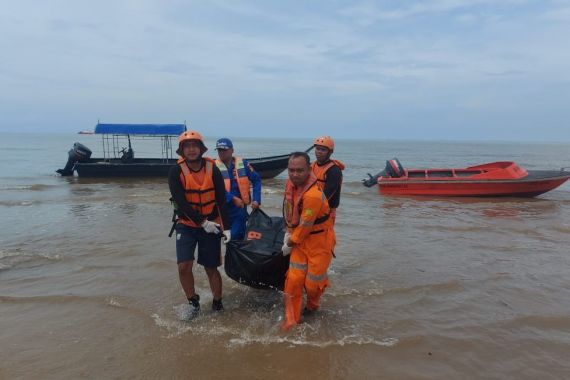 Tim SAR Temukan 1 Korban Kapal Tenggelam di Selat Malaka, Pencarian Masih Dilakukan - JPNN.COM