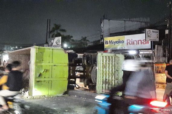 Sopir Truk Hino Diamuk Massa setelah Tabrak Sejumlah Kendaraan di Tangerang - JPNN.COM