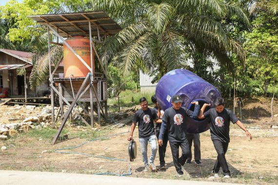 Ganjar Milenial Serahkan Bantuan Tandon Air untuk Masyarakat di Kabupaten Paser - JPNN.COM