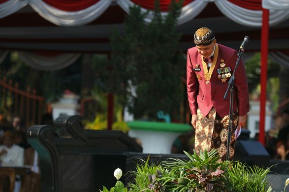 Ganjar Menunduk Lalu Ucapkan Terima Kasih kepada Masyarakat Jawa Tengah - JPNN.COM