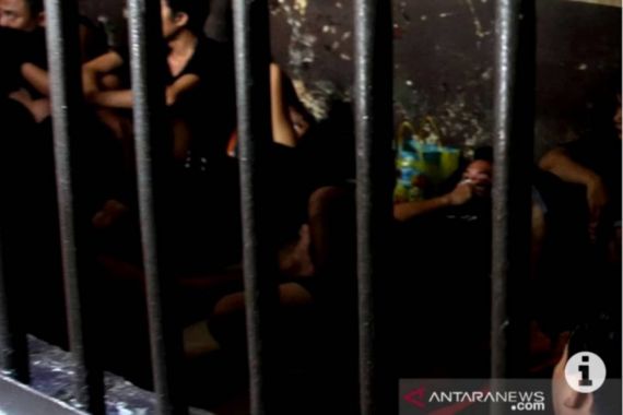 Tahanan Mengamuk, Polisi Bertindak Tegas - JPNN.COM