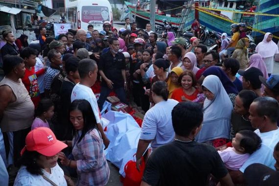 Sahabat Ganjar Salurkan Bantuan Sembako untuk Korban Kebakaran Kapal di Tegalsari - JPNN.COM