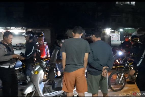 Gerombolan Pemuda Bawa Sajam Hendak Tawuran Papasan Patroli, Begini Akibatnya - JPNN.COM