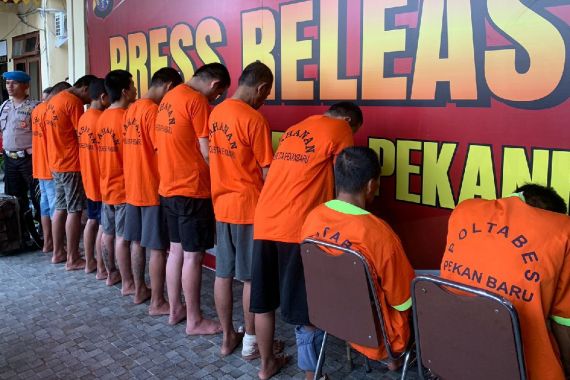 10 Tahanan Polsek Rumbai Berulah, Timsus Polda Riau Bergerak - JPNN.COM