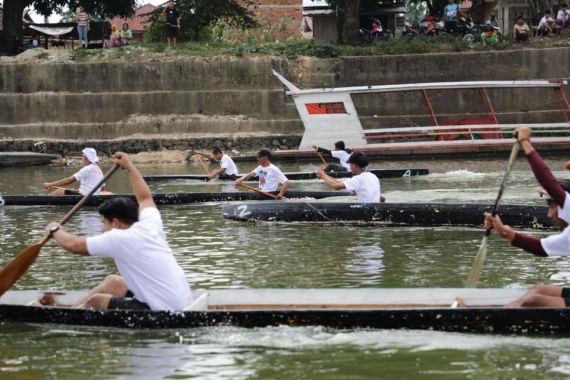 Mak Ganjar Adakan Lomba Pacu Perahu Tradisional Untuk Semarakkan Peringatan Kemerdekaan RI - JPNN.COM