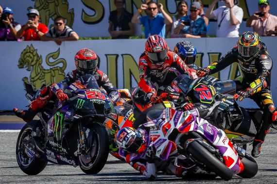 Sprint MotoGP Austria: 6 Pembalap Tabrakan, Rossi Tutup Muka, Pecco Juara - JPNN.COM