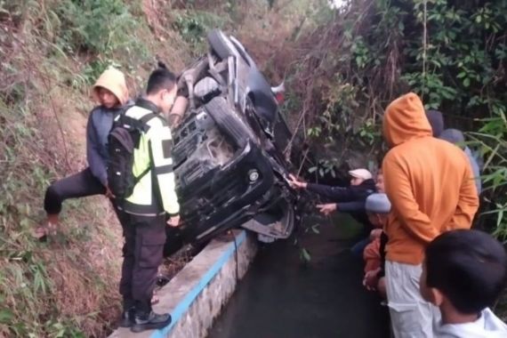 Mobil Masuk Jurang di Garut, 7 Orang Luka - JPNN.COM