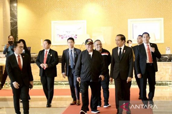 Bertemu Jokowi 1 Jam di Medan, OSO: Kami Bicara Banyak Hal, Kadang Guyon, Sesekali Serius - JPNN.COM