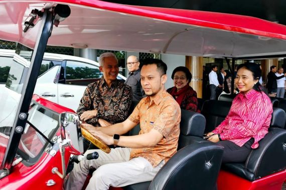 Hadir ke Acara Sukarelawan Pendukung Ganjar, Megawati Menumpangi Mobil Listrik - JPNN.COM