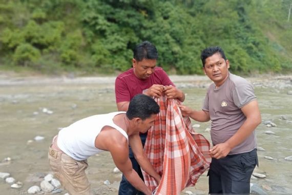 Mayat Bayi Laki-laki Ditemukan di Aliran Sungai, Diduga Sengaja Dibuang - JPNN.COM