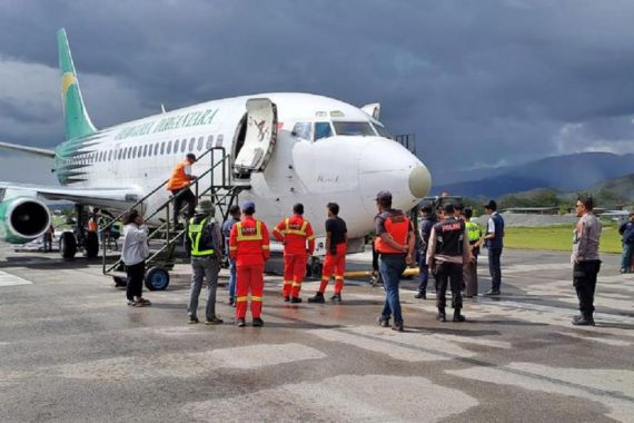 Pesawat Kargo Ini Pecah Ban saat Mendarat di Bandara Wamena - JPNN.COM