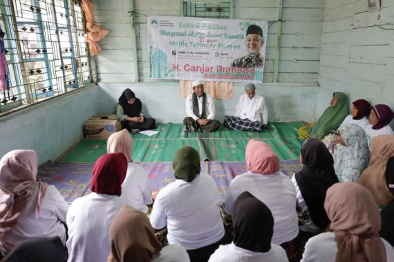 Tuan Guru Sahabat Ganjar Ajarkan Salat Rawatib Kepada Ibu-ibu di Sumut - JPNN.COM