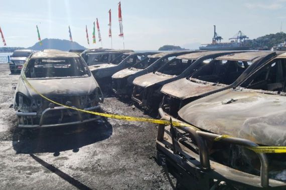 Belasan Unit Kendaraan di Halaman DPRD Papua Terbakar, Kapolresta Jayapura Buka Suara - JPNN.COM