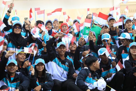 Lepas Kontingen Jatim ke POPNAS XVI, Gubernur Khofifah Bakar Semangat Atlet - JPNN.COM