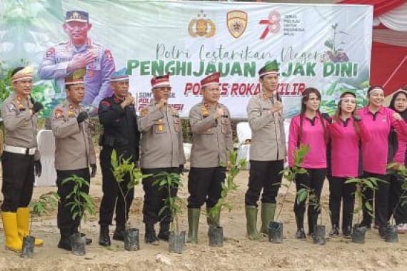 Polri Lestarikan Negeri, Polres Rohil Tanam 2.300 Bibit Pohon untuk Masa Depan - JPNN.COM