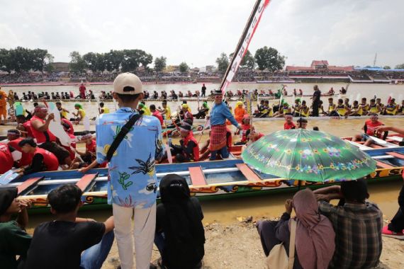 Festival Pacu Jalur di Kuansing Dibuka, 193 Perahu Adu Cepat di Arena - JPNN.COM