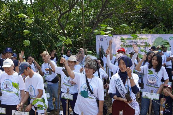 Atasi Polusi Karbon Udara di Jakarta, Gobel Group Gencar Tanam Pohon - JPNN.COM