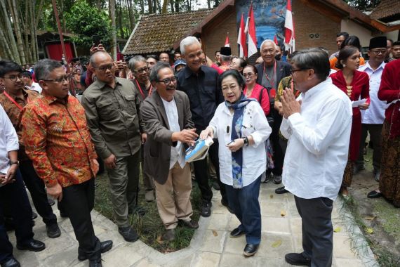 Megawati Menangis Bahagia Saat Meresmikan Patung Soekarno di Sleman - JPNN.COM