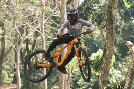 Cerita Ahsanul Hakiki Rider MTB Asal Lombok Tengah Hobi Sepeda Karena Keluarga - JPNN.COM