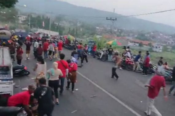 Warga Merekam Detik-Detik Truk Tangki Tabrak Penonton Karnaval di Mojokerto, Ngeri - JPNN.COM