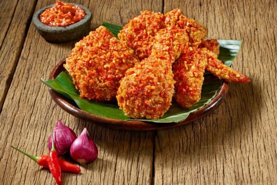 Sensasi Makan Ayam Goreng dengan Sambal Merdeka, Pedas Gurih Selera Lokal - JPNN.COM