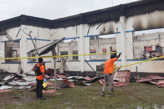 Polisi Olah TKP Kebakaran 3 Kantor Dinas di Yahukimo - JPNN.COM