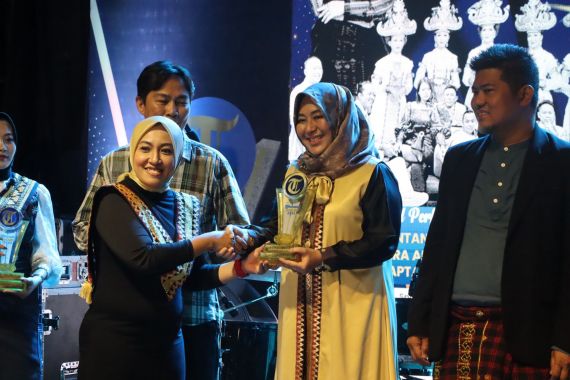 Selamat, Kanwil Bea Cukai Sumbagbar Raih Penghargaan di Ajang Tribun Lampung Award - JPNN.COM