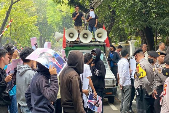 Unjuk Rasa di Depan Kedubes Vietnam, Massa Perami Tolak Aktivitas Agresif di ZEE RI dan LCS - JPNN.COM