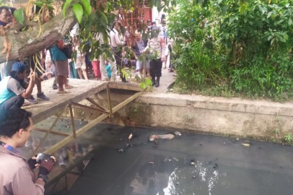 Mayat Pria Mengapung di Kolam Retensi Pipa Reja Palembang, Ditemukan Senjata Tajam - JPNN.COM