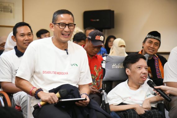 Sandiaga Uno Gandeng UNIQLO Hadirkan Lapangan Kerja Bagi Penyandang Disabilitas - JPNN.COM