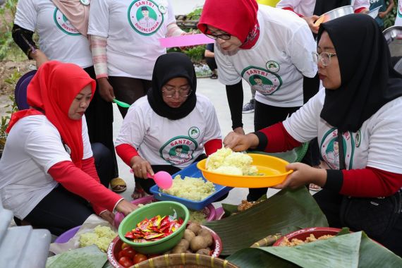 Santri Dukung Ganjar Gelar Festival Jajanan Nusantara Bareng Majelis Taklim Al-Firdaus - JPNN.COM