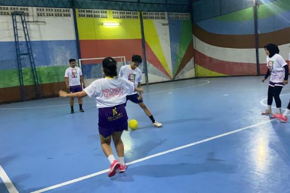 Sukarelawan Srikandi Ganjar Gelar Latihan Futsal Bareng Komunitas Kutai Timur - JPNN.COM