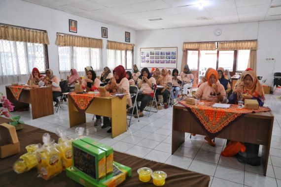 Mak Ganjar Mengajari Ibu-Ibu di Wonosobo Cara Membuat Manisan Carica - JPNN.COM