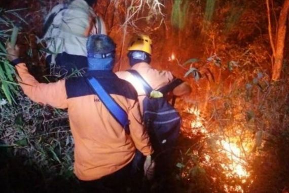Kebakaran Hutan Melanda Kawasan Gunung Ciremai, Ratusan Petugas Diturunkan untuk Menjinakkan Api - JPNN.COM