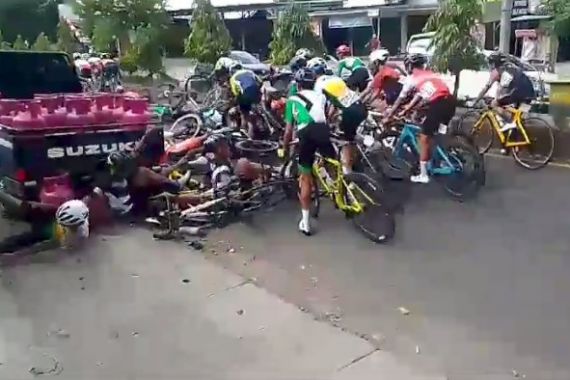 Jelang Finish, Puluhan Pembalap Pra-PON di Lubuklinggau Terjatuh  - JPNN.COM