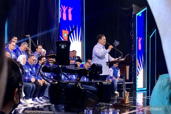Pidato di Acara PAN, Prabowo Subianto Ungkit Sosok Sahabat Berambut Putih - JPNN.COM