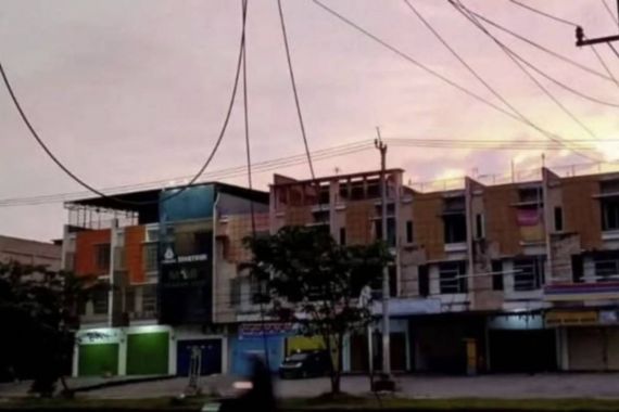 Siswa Terluka Seusai Terjerat Kabel di Pekanbaru, Warga Geram, Polisi Turun Tangan - JPNN.COM