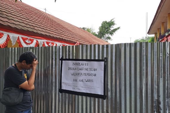 Sekolah di Bekasi Disegel Pakai Pagar Seng, Siswa Terpaksa Belajar Daring - JPNN.COM