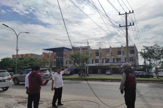 Kabel Semrawut di Pekanbaru Makan Korban, Dua Pelajar Dilarikan ke Rumah Sakit - JPNN.COM