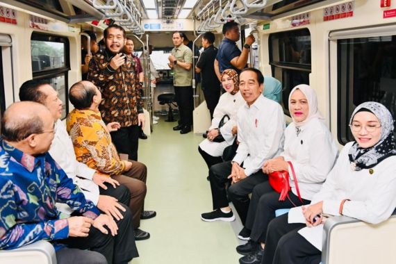 Didampingi Luhut hingga Ketua MK, Jokowi Resmikan LRT Terintegrasi Jabodebek - JPNN.COM