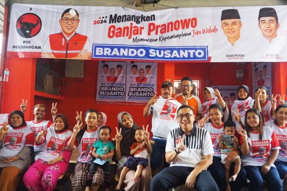 Brando Susanto PDIP Bagikan Ribuan Kaus Ganjar Pranowo kepada Warga Jakarta Utara - JPNN.COM