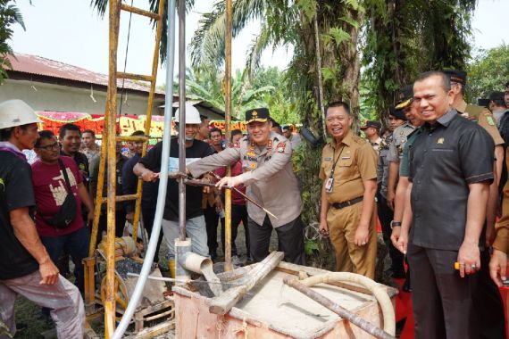 Polda Riau Bangun 23 Sumur Bor, Irjen Iqbal: Upaya Polri Memberi Manfaat Bagi Masyarakat - JPNN.COM