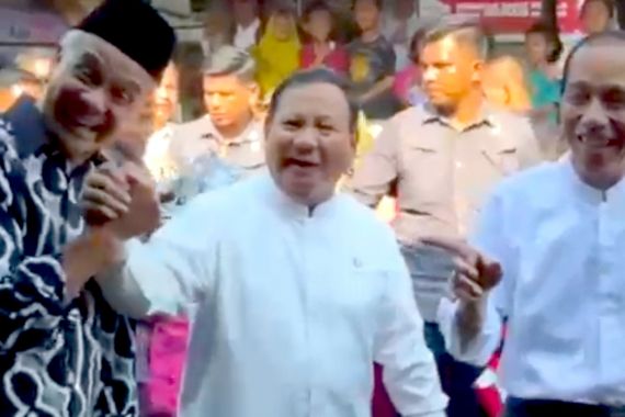 Di Depan Prabowo, Telunjuk Pak Jokowi Mengarah ke Ganjar, Warga Langsung Gempar - JPNN.COM