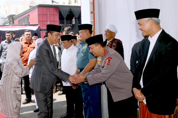 Jokowi, Prabowo, dan Ganjar Hadir di 1 Tempat, Lihat Siapa yang Paling Dekat - JPNN.COM